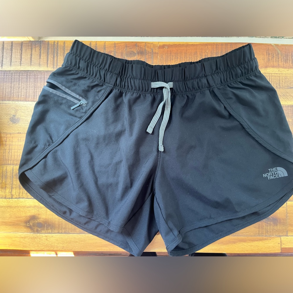 Women’s North Face Shorts, M